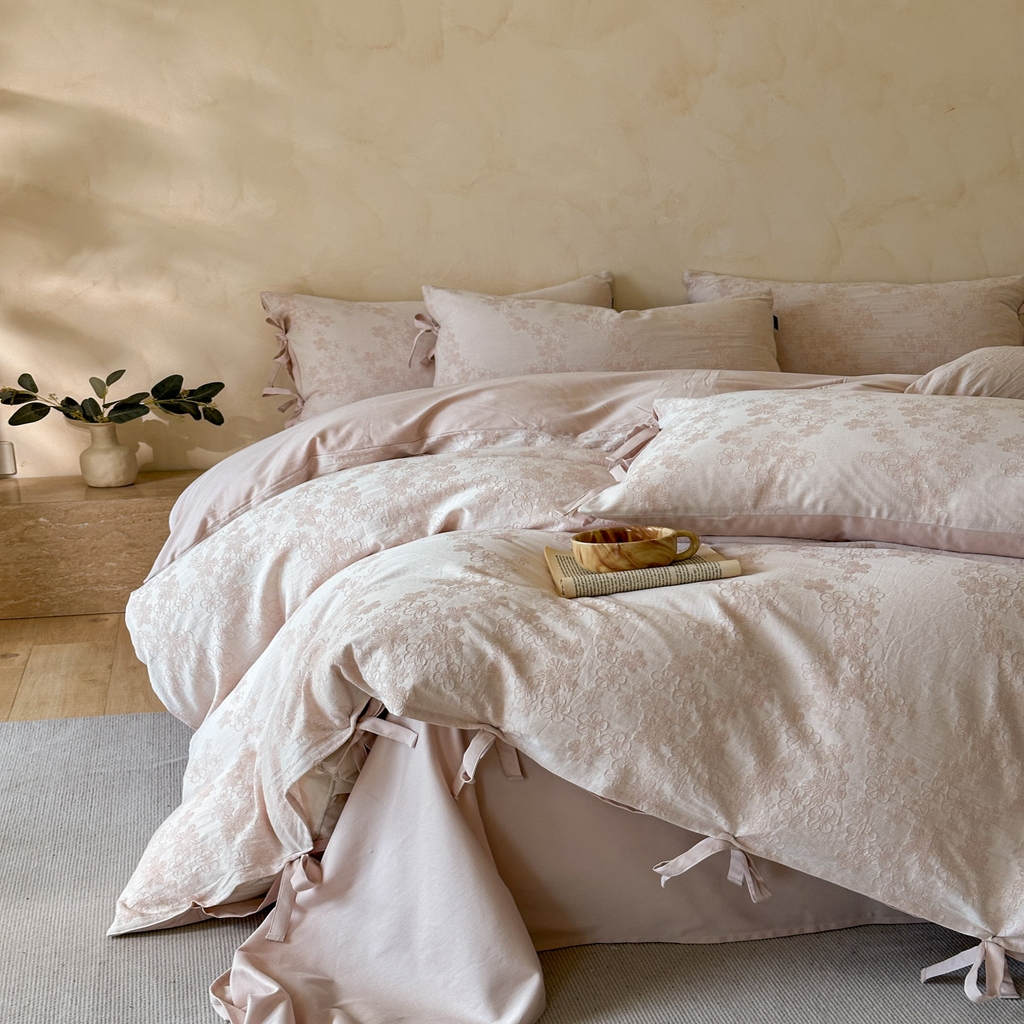 91家纺网 家纺一手货源 找家纺 宜代光年 2026新款亚麻大提花贡缎磨毛四件套系列 小清新花型 花瓣雨-浅粉