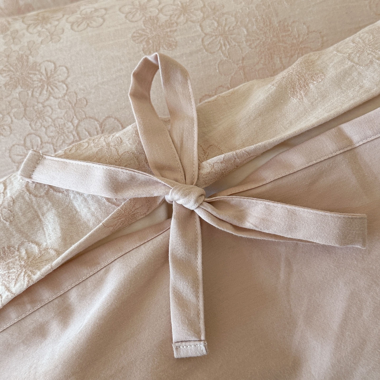 91家纺网 家纺一手货源 找家纺 宜代光年 2026新款亚麻大提花贡缎磨毛四件套系列 小清新花型 花瓣雨-浅粉