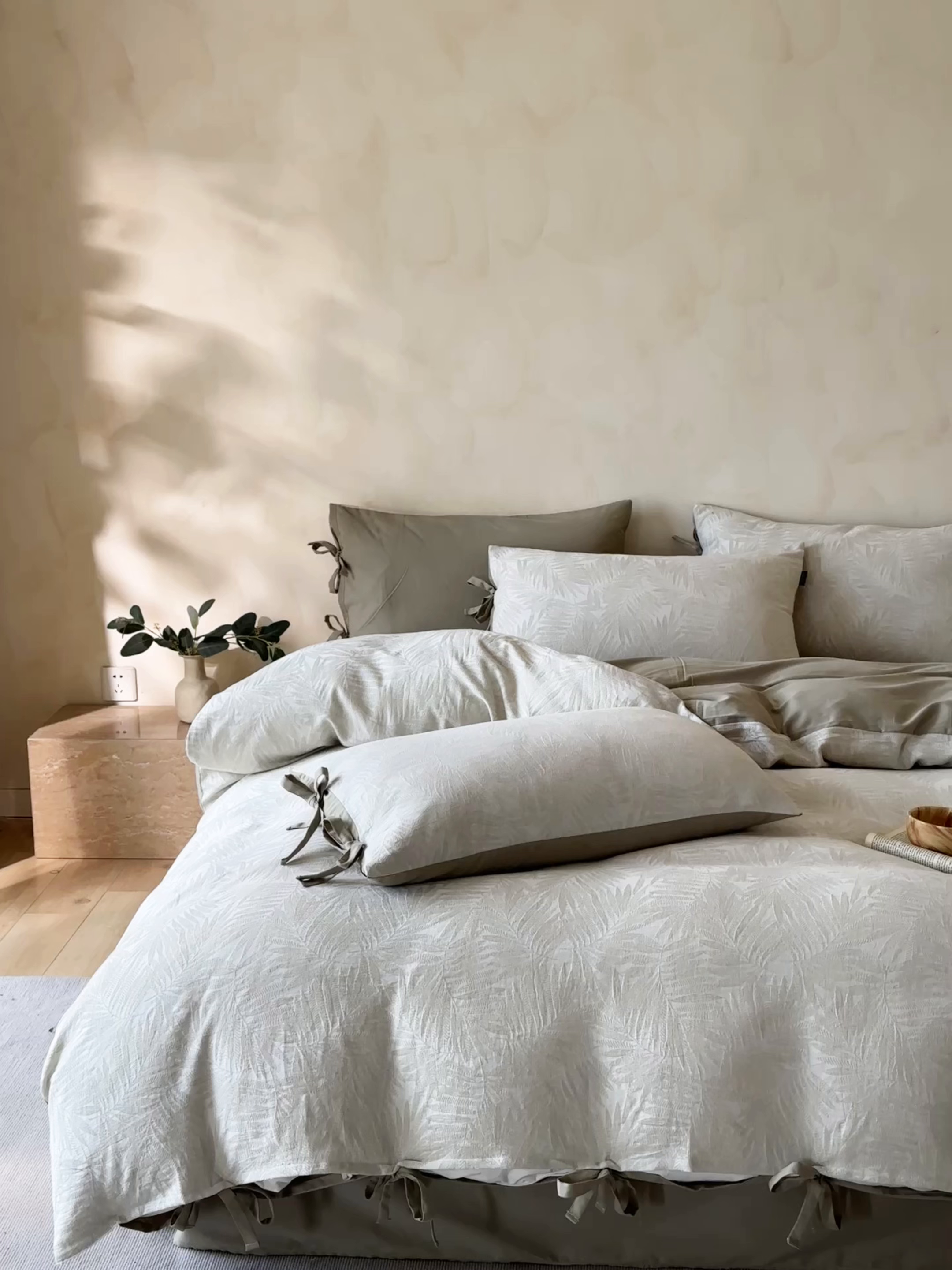 91家纺网 家纺一手货源 找家纺 宜代光年 2026新款亚麻大提花贡缎磨毛四件套系列 小清新花型 麻吉-浅绿