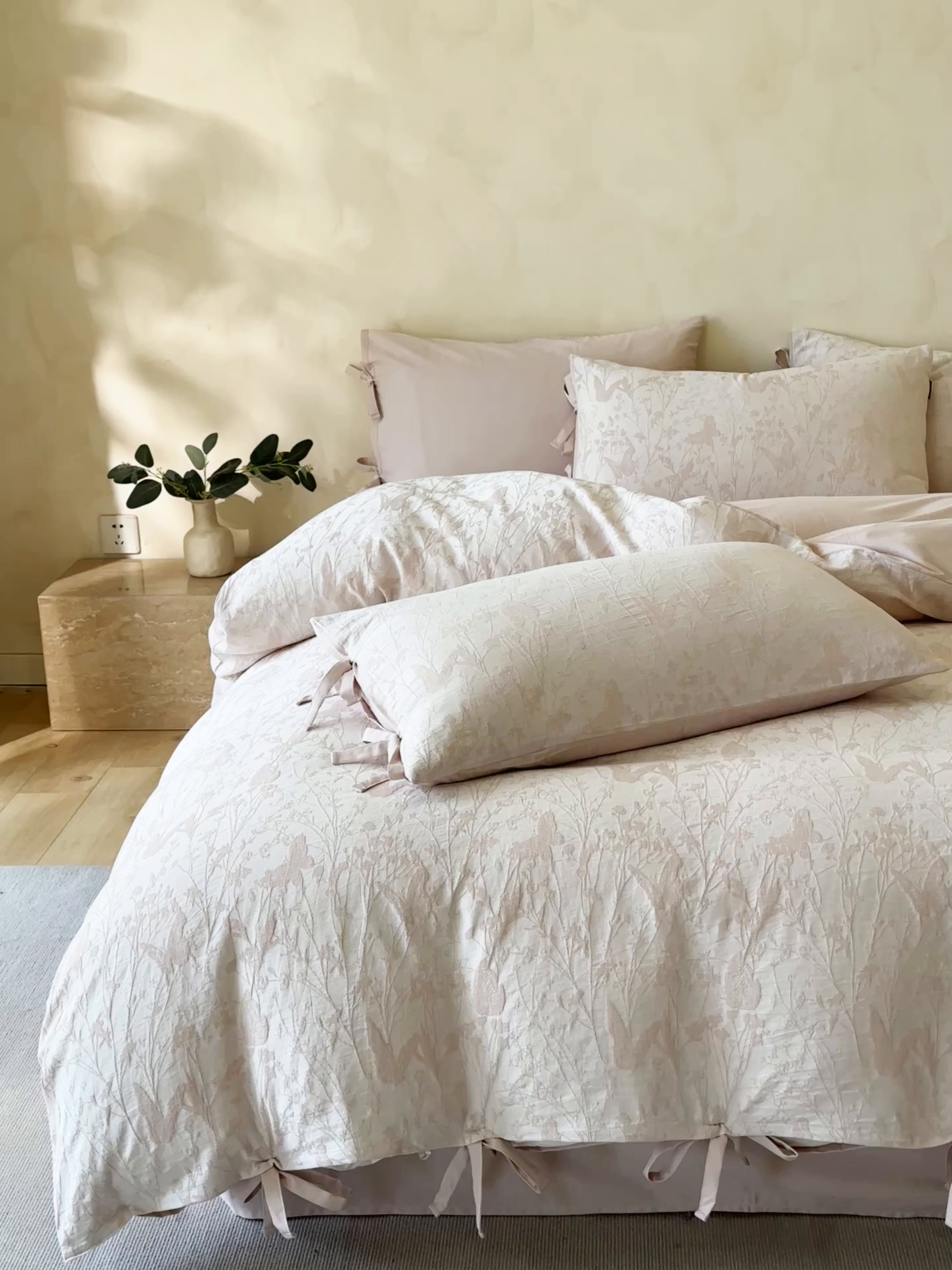 91家纺网 家纺一手货源 找家纺 宜代光年 2026新款亚麻大提花贡缎磨毛四件套系列 小清新花型 花丛蝶舞-浅粉