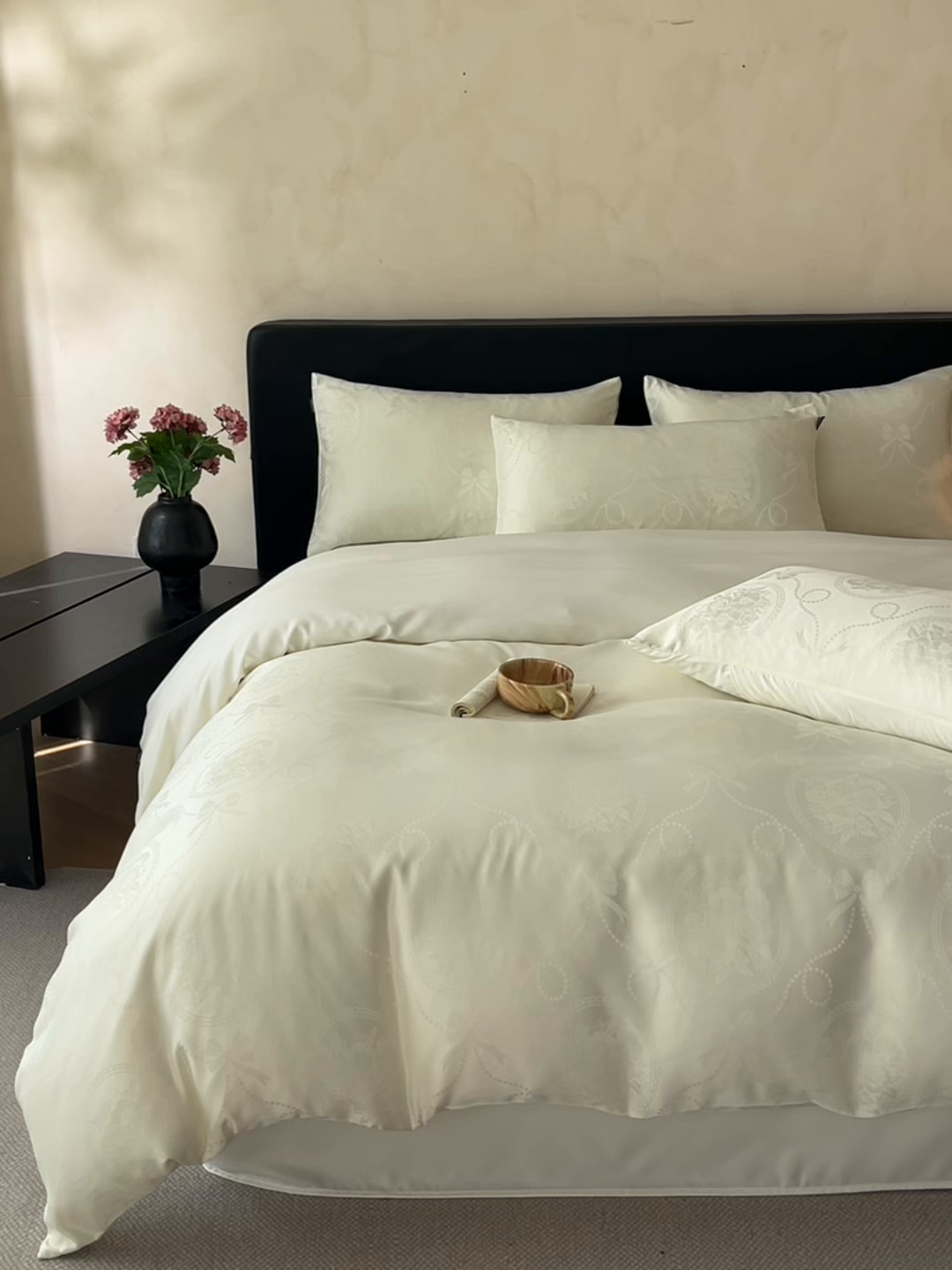 91家纺网 家纺一手货源 找家纺 米彩家纺 2026新款A类水洗真丝天丝亮丝提花四件套 秘境奶昔白