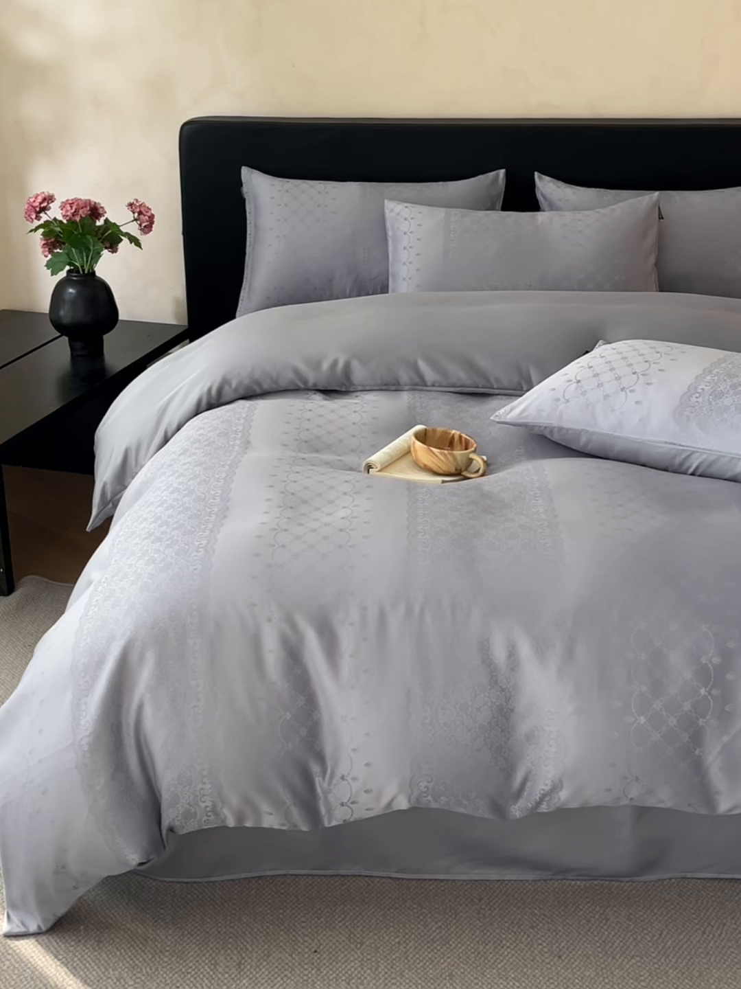 91家纺网 家纺一手货源 找家纺 米彩家纺 2026新款A类水洗真丝天丝亮丝提花四件套 浮生若梦浅灰