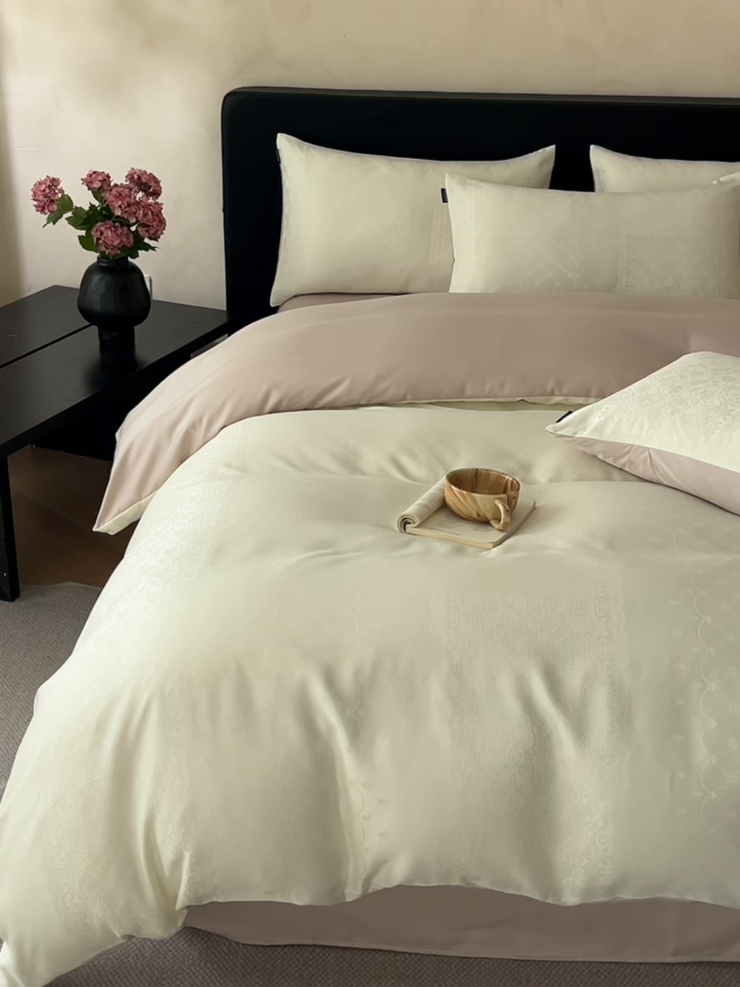 91家纺网 家纺一手货源 找家纺 米彩家纺 2026新款A类水洗真丝天丝亮丝提花四件套 浮生若梦奶昔白拼香槟