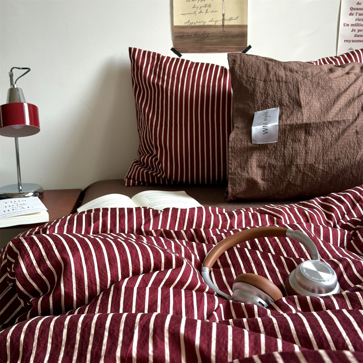 91家纺网 家纺一手货源 找家纺 拾一 2026新款条纹简约中古木棉水洗棉四件套 慵懒条-红