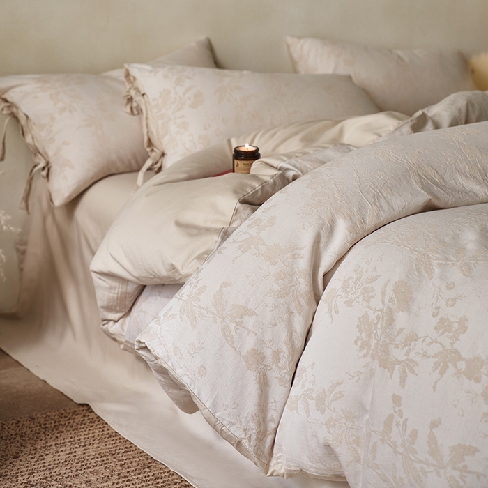 91家纺网 家纺一手货源 找家纺 宜代光年 2026新款亚麻大提花贡缎磨毛四件套系列 侘寂风花型系列 观花芷-米麻