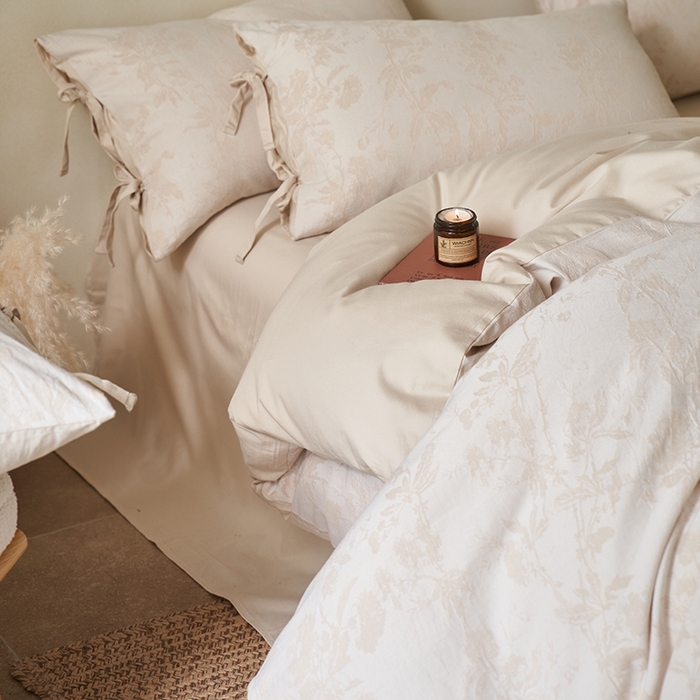 91家纺网 家纺一手货源 找家纺 宜代光年 2026新款亚麻大提花贡缎磨毛四件套系列 侘寂风花型系列 观花芷-米麻