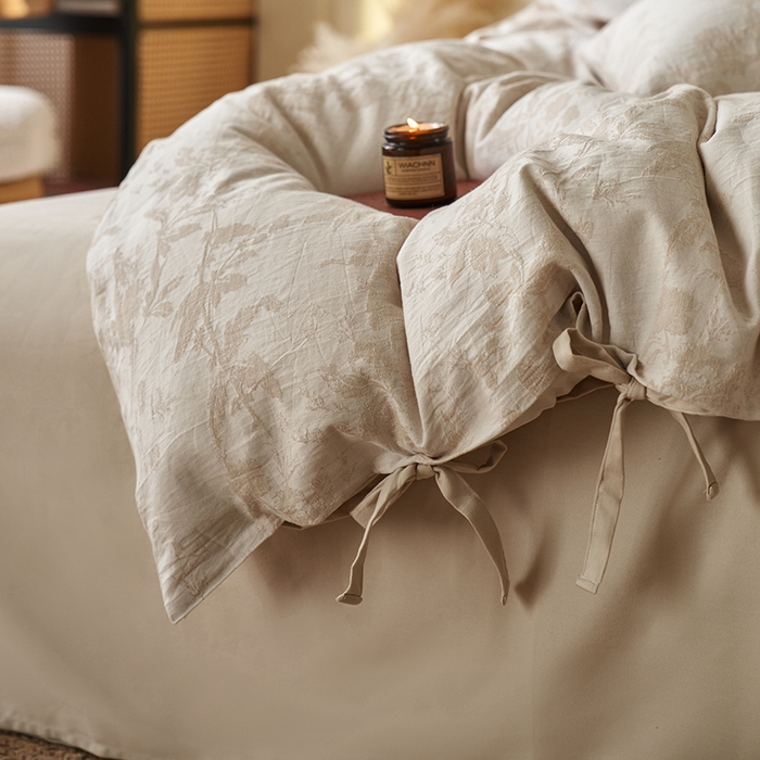 91家纺网 家纺一手货源 找家纺 宜代光年 2026新款亚麻大提花贡缎磨毛四件套系列 侘寂风花型系列 观花芷-米麻