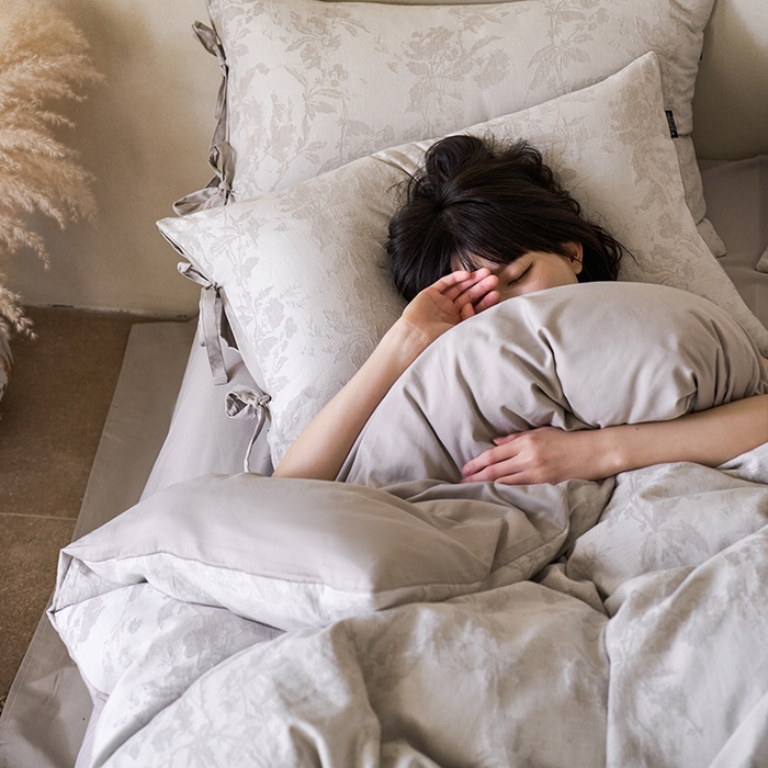 91家纺网 家纺一手货源 找家纺 宜代光年 2026新款亚麻大提花贡缎磨毛四件套系列 侘寂风花型系列 观花芷-银灰