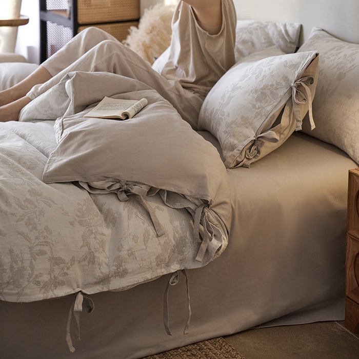 91家纺网 家纺一手货源 找家纺 宜代光年 2026新款亚麻大提花贡缎磨毛四件套系列 侘寂风花型系列 观花芷-银灰