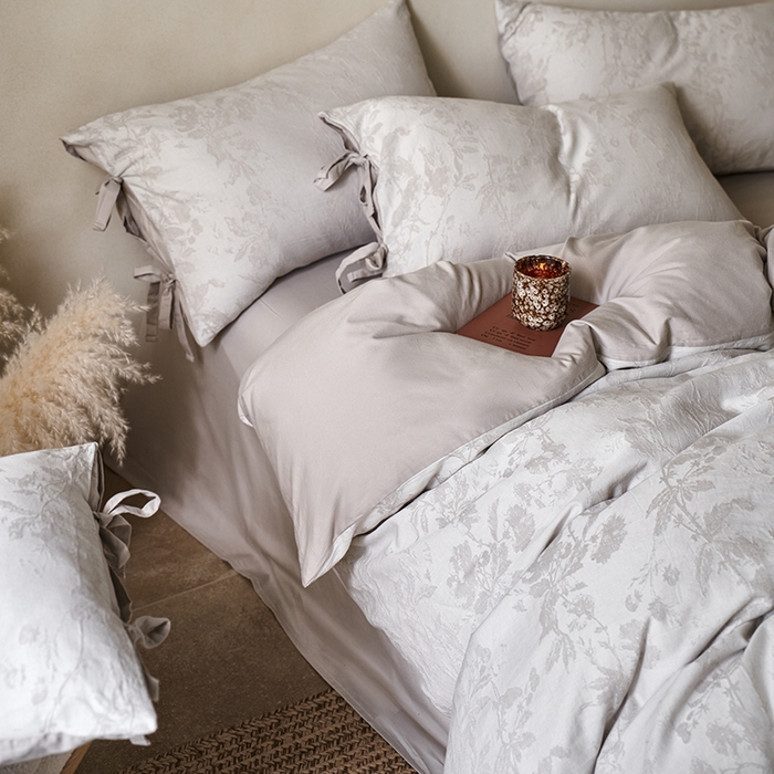 91家纺网 家纺一手货源 找家纺 宜代光年 2026新款亚麻大提花贡缎磨毛四件套系列 侘寂风花型系列 观花芷-银灰