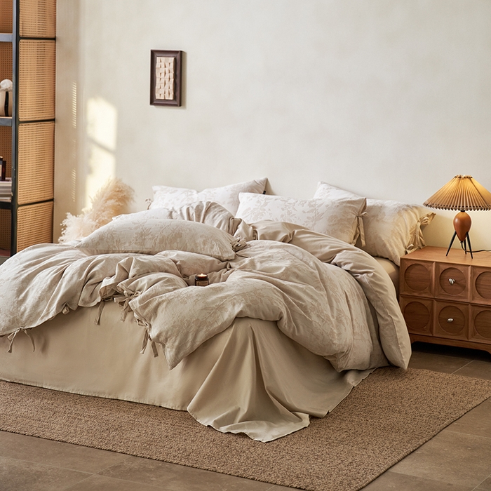 91家纺网 家纺一手货源 找家纺 宜代光年 2026新款亚麻大提花贡缎磨毛四件套系列 侘寂风花型系列 观花芷-米麻