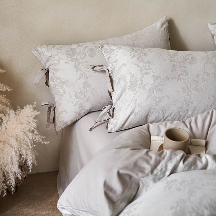 91家纺网 家纺一手货源 找家纺 宜代光年 2026新款亚麻大提花贡缎磨毛四件套系列 侘寂风花型系列 观花芷-银灰