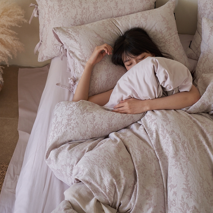 91家纺网 家纺一手货源 找家纺 宜代光年 2026新款亚麻大提花贡缎磨毛四件套系列 侘寂风花型系列 清玉絮-葡萄紫