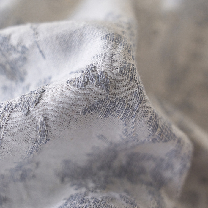 91家纺网 家纺一手货源 找家纺 宜代光年 2026新款亚麻大提花贡缎磨毛四件套系列 侘寂风花型系列 清玉絮-鲜蓝