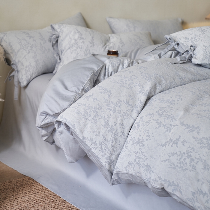 91家纺网 家纺一手货源 找家纺 宜代光年 2026新款亚麻大提花贡缎磨毛四件套系列 侘寂风花型系列 清玉絮-鲜蓝