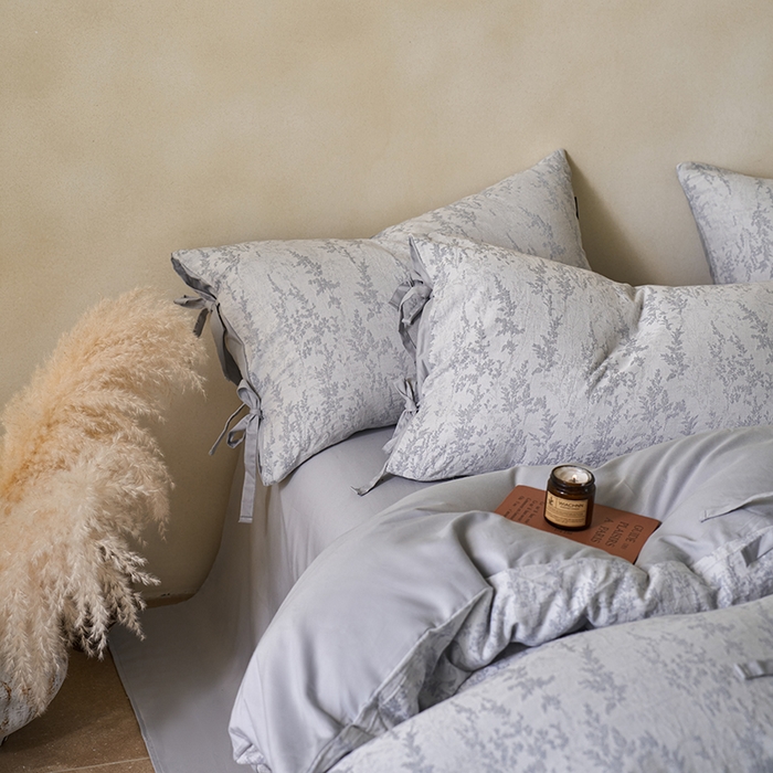 91家纺网 家纺一手货源 找家纺 宜代光年 2026新款亚麻大提花贡缎磨毛四件套系列 侘寂风花型系列 清玉絮-鲜蓝