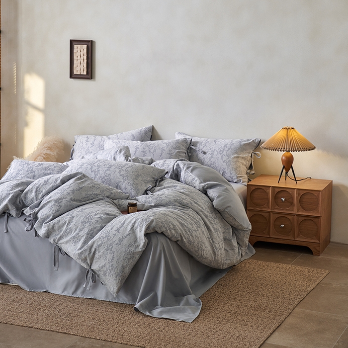 91家纺网 家纺一手货源 找家纺 宜代光年 2026新款亚麻大提花贡缎磨毛四件套系列 侘寂风花型系列 清玉絮-鲜蓝