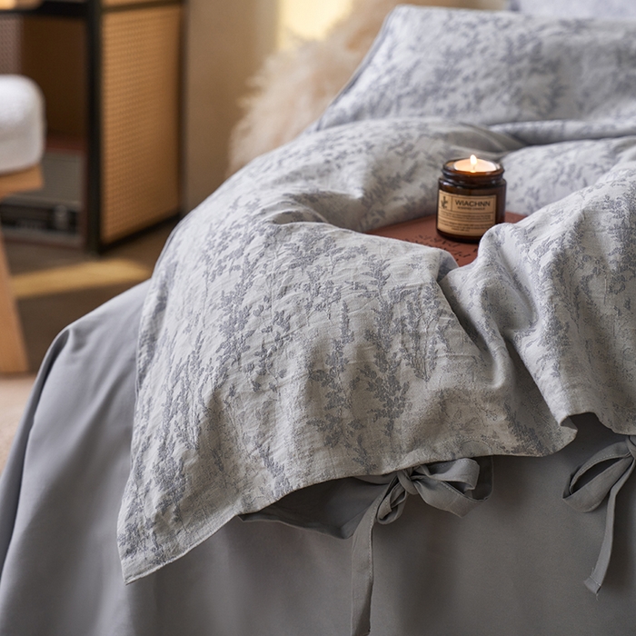 91家纺网 家纺一手货源 找家纺 宜代光年 2026新款亚麻大提花贡缎磨毛四件套系列 侘寂风花型系列 清玉絮-鲜蓝