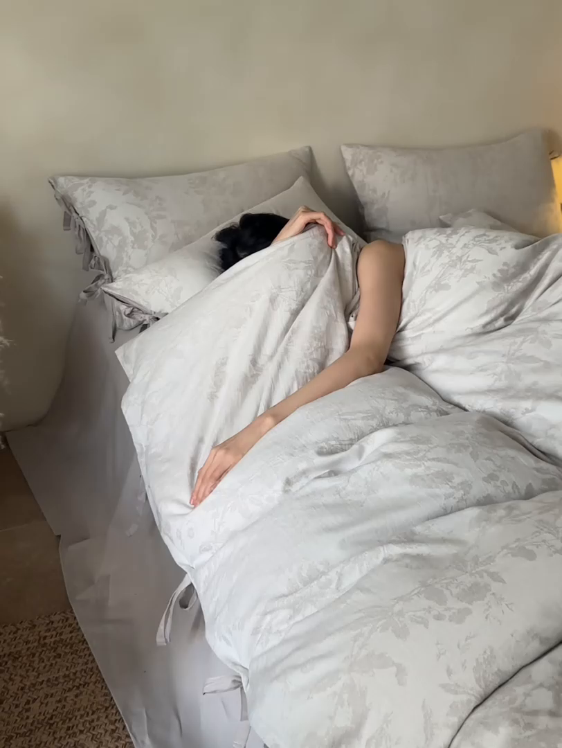 91家纺网 家纺一手货源 找家纺 宜代光年 2026新款亚麻大提花贡缎磨毛四件套系列 侘寂风花型系列 观花芷-银灰