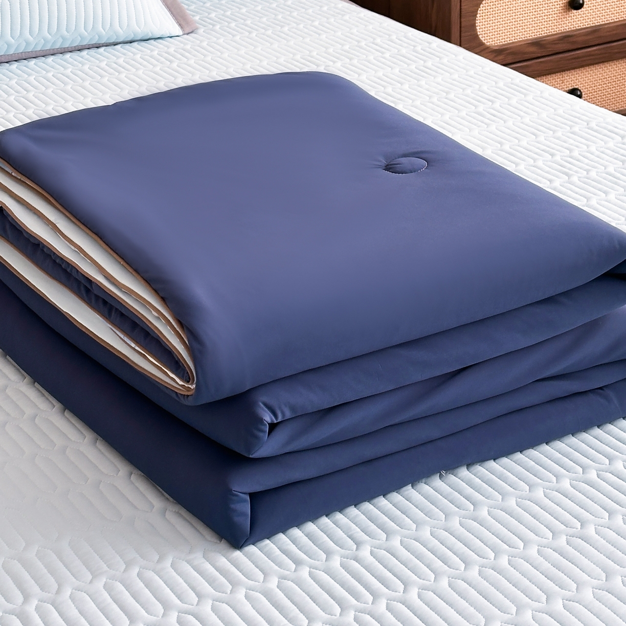 91家纺网 家纺一手货源 找家纺 幸嘉轩 2026新款凉感丝夏被床盖四件套拼色夏凉被空调被 深蓝+浅蓝