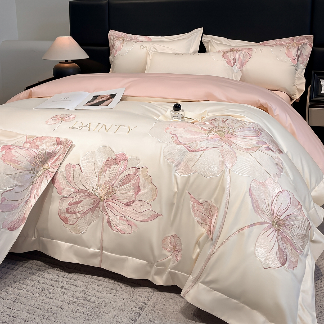 91家纺网 家纺一手货源 找家纺 置顶家纺 2026新款春夏亲肤刺绣艾媞系列四件套 艾媞-白+粉