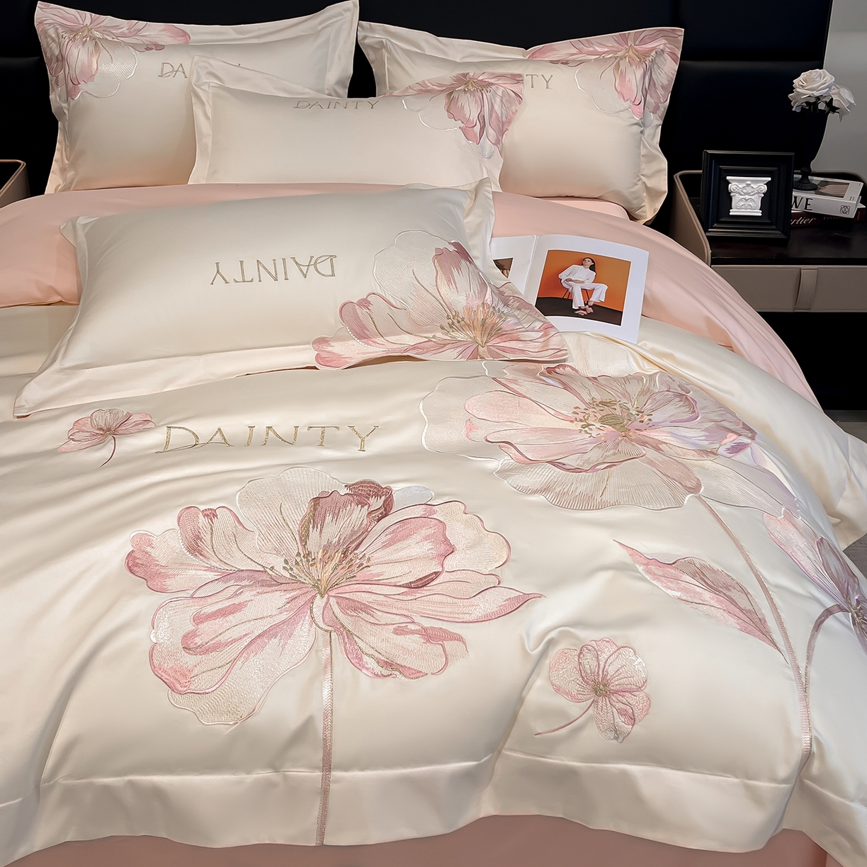 91家纺网 家纺一手货源 找家纺 置顶家纺 2026新款春夏亲肤刺绣艾媞系列四件套 艾媞-白+粉