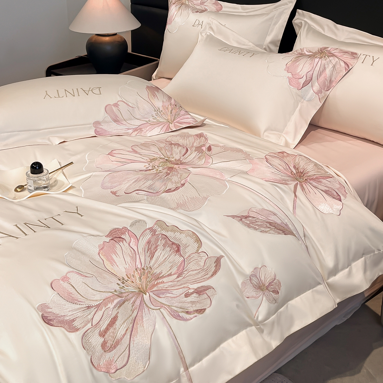 91家纺网 家纺一手货源 找家纺 置顶家纺 2026新款春夏亲肤刺绣艾媞系列四件套 艾媞-白+粉