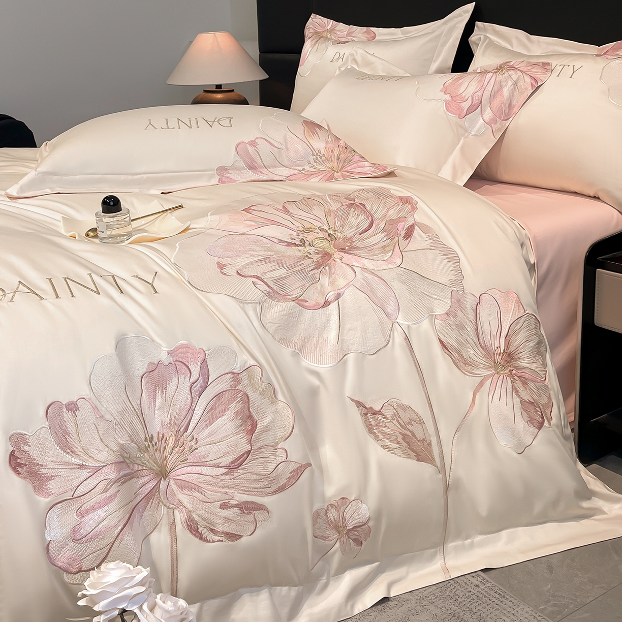 91家纺网 家纺一手货源 找家纺 置顶家纺 2026新款春夏亲肤刺绣艾媞系列四件套 艾媞-白+粉