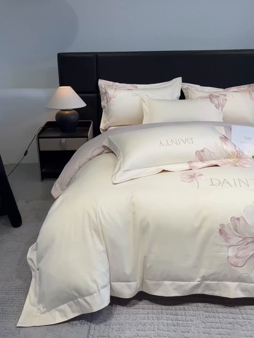 91家纺网 家纺一手货源 找家纺 置顶家纺 2026新款春夏亲肤刺绣艾媞系列四件套 艾媞-白+粉