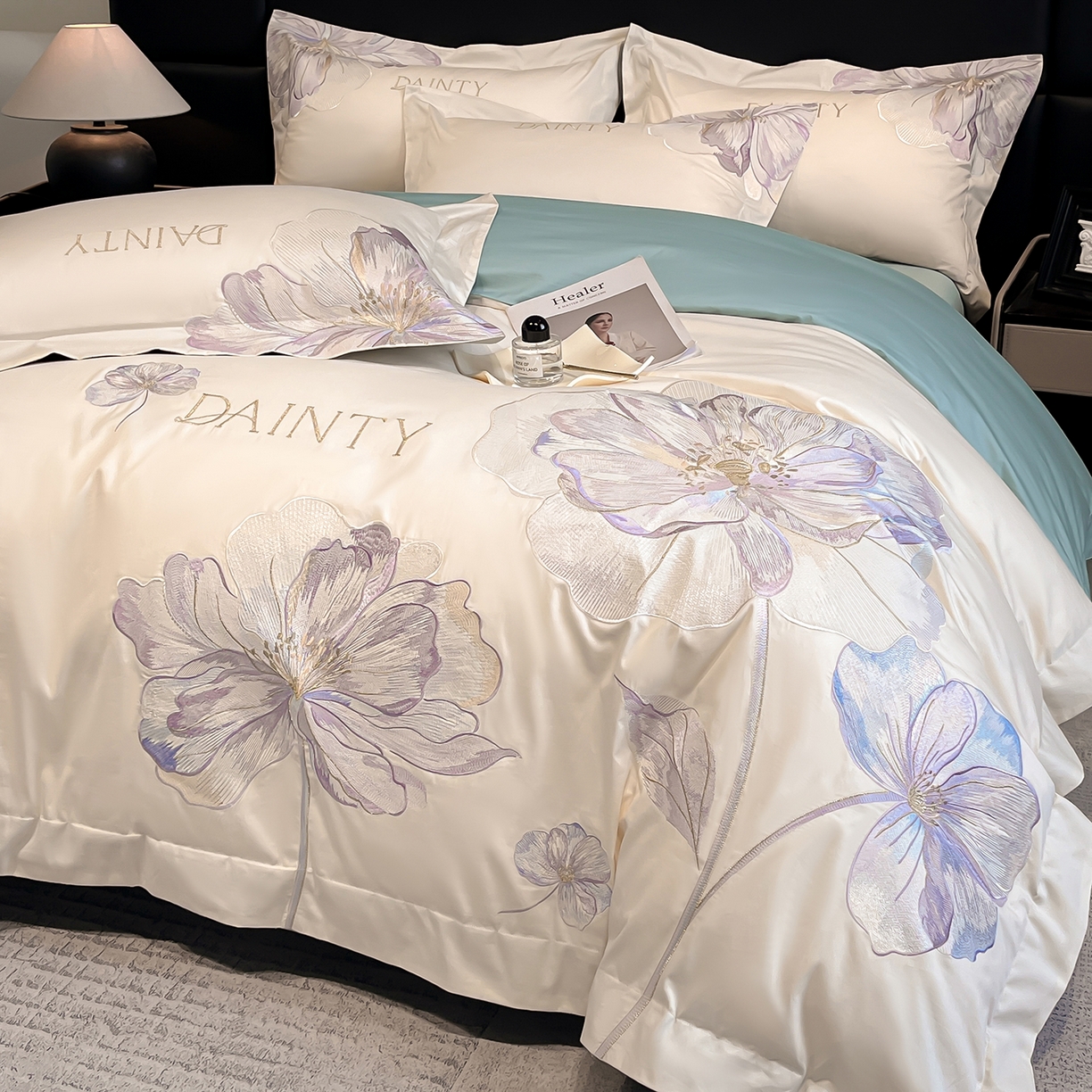 91家纺网 家纺一手货源 找家纺 置顶家纺 2026新款春夏亲肤刺绣艾媞系列四件套 艾媞-白+蓝