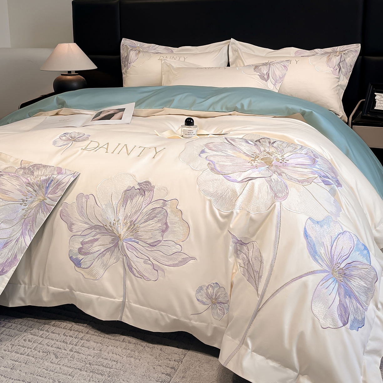 91家纺网 家纺一手货源 找家纺 置顶家纺 2026新款春夏亲肤刺绣艾媞系列四件套 艾媞-白+蓝