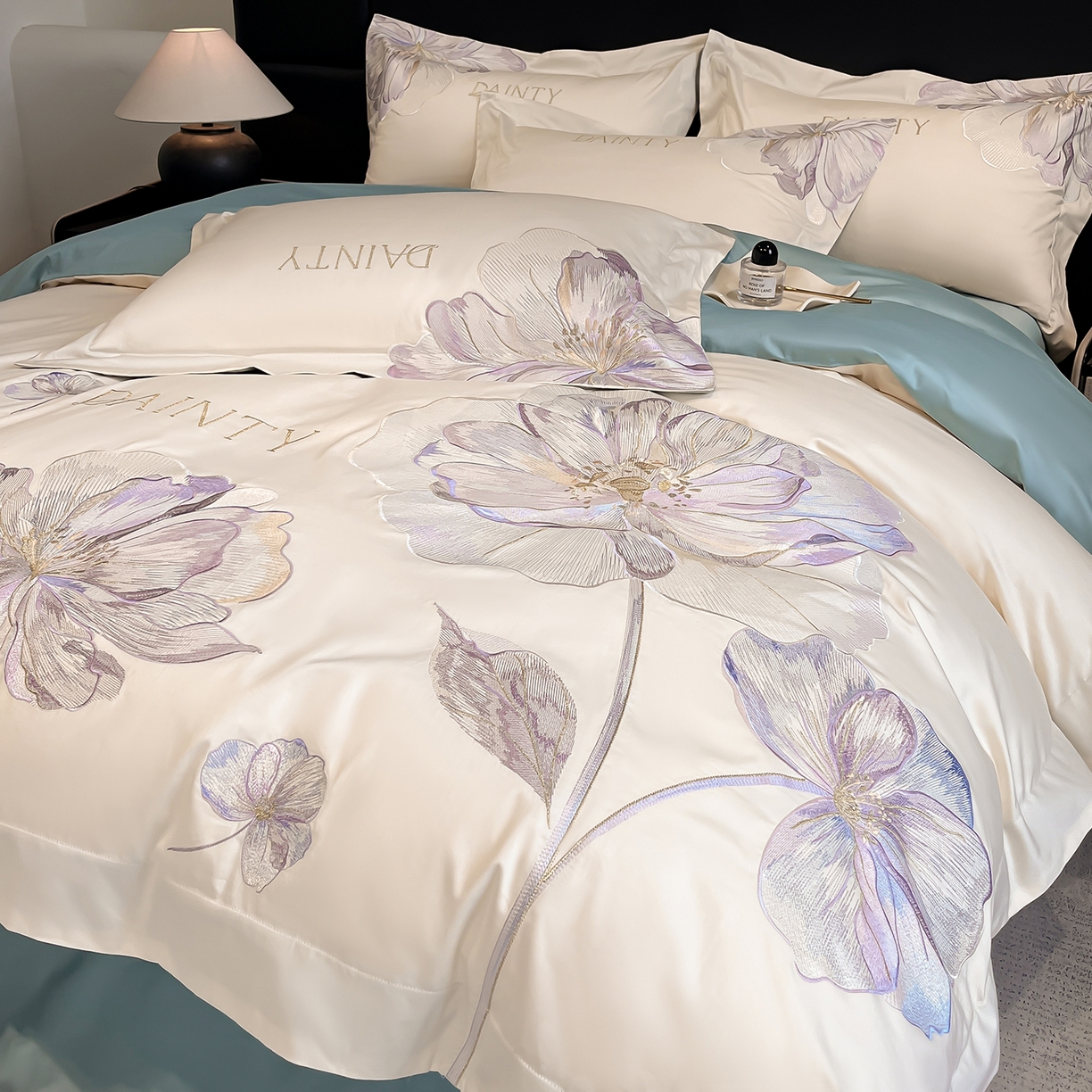 91家纺网 家纺一手货源 找家纺 置顶家纺 2026新款春夏亲肤刺绣艾媞系列四件套 艾媞-白+蓝