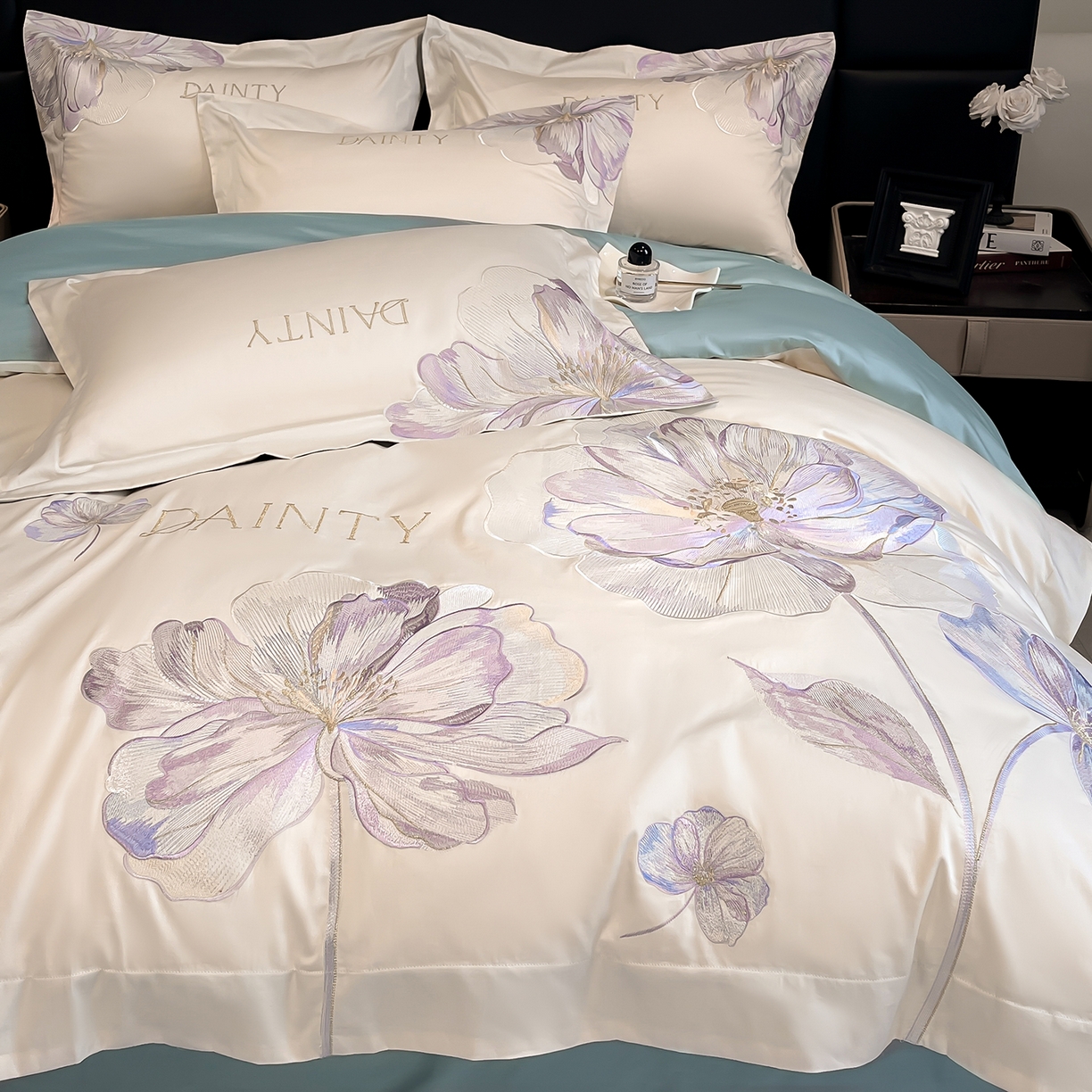 91家纺网 家纺一手货源 找家纺 置顶家纺 2026新款春夏亲肤刺绣艾媞系列四件套 艾媞-白+蓝