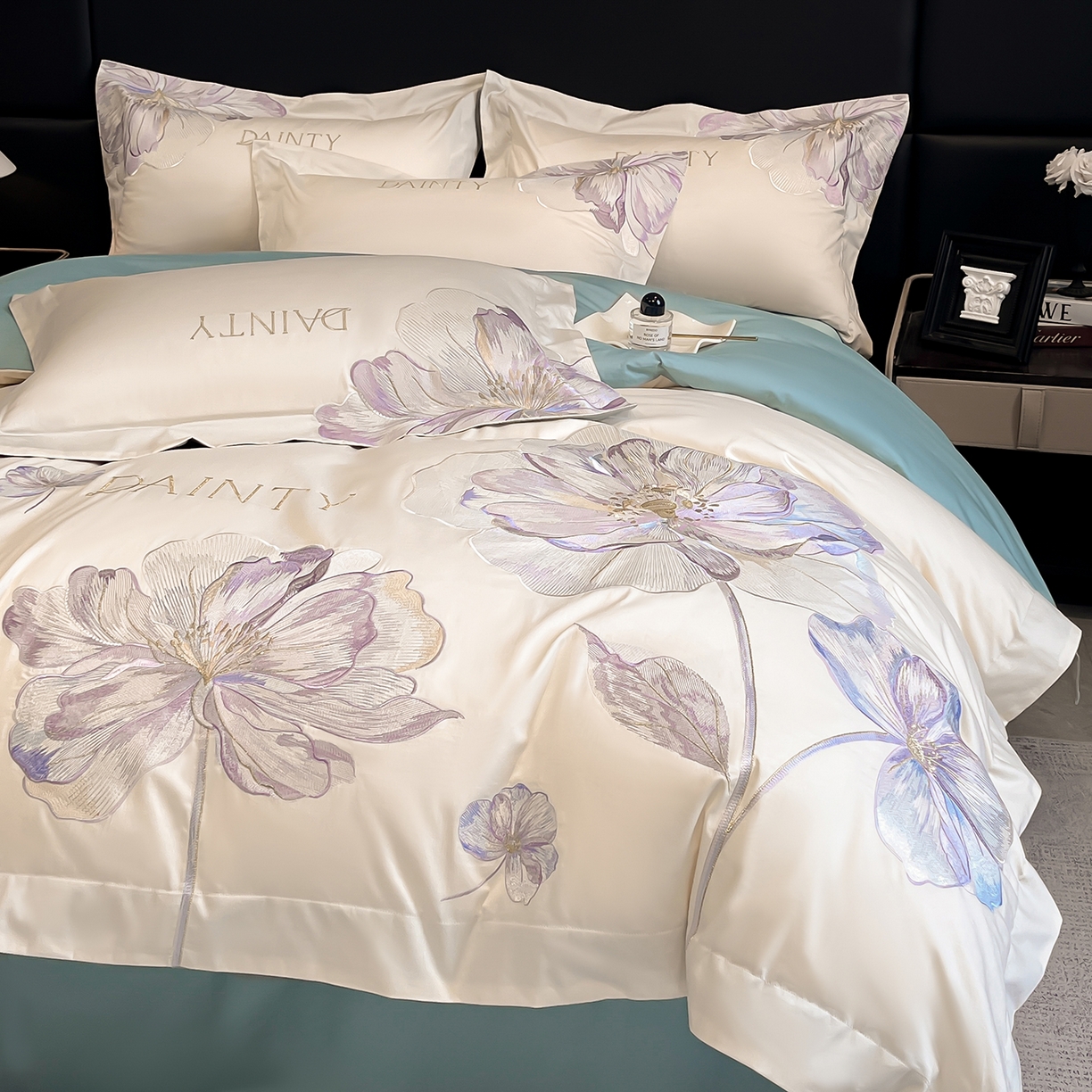 91家纺网 家纺一手货源 找家纺 置顶家纺 2026新款春夏亲肤刺绣艾媞系列四件套 艾媞-白+蓝