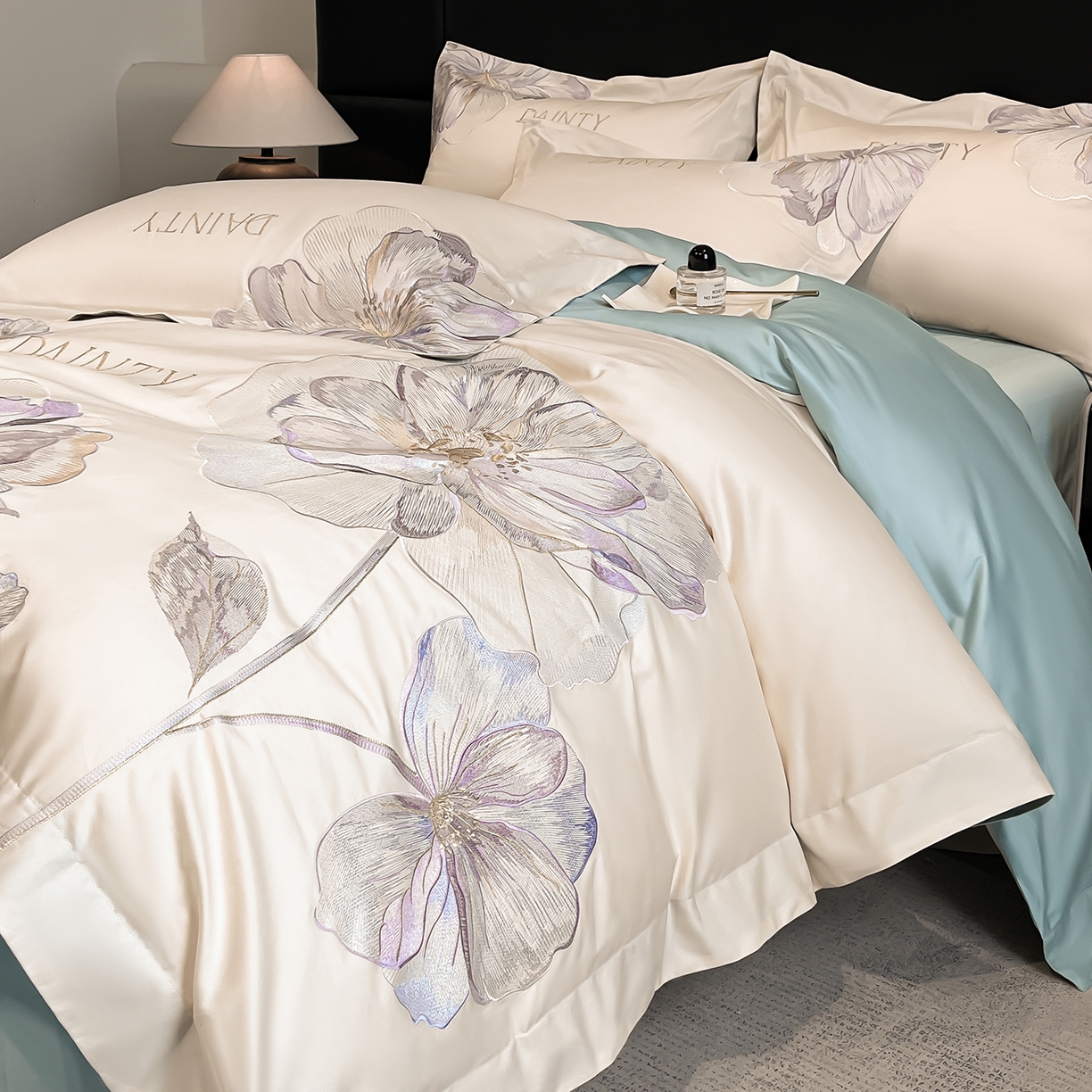 91家纺网 家纺一手货源 找家纺 置顶家纺 2026新款春夏亲肤刺绣艾媞系列四件套 艾媞-白+蓝