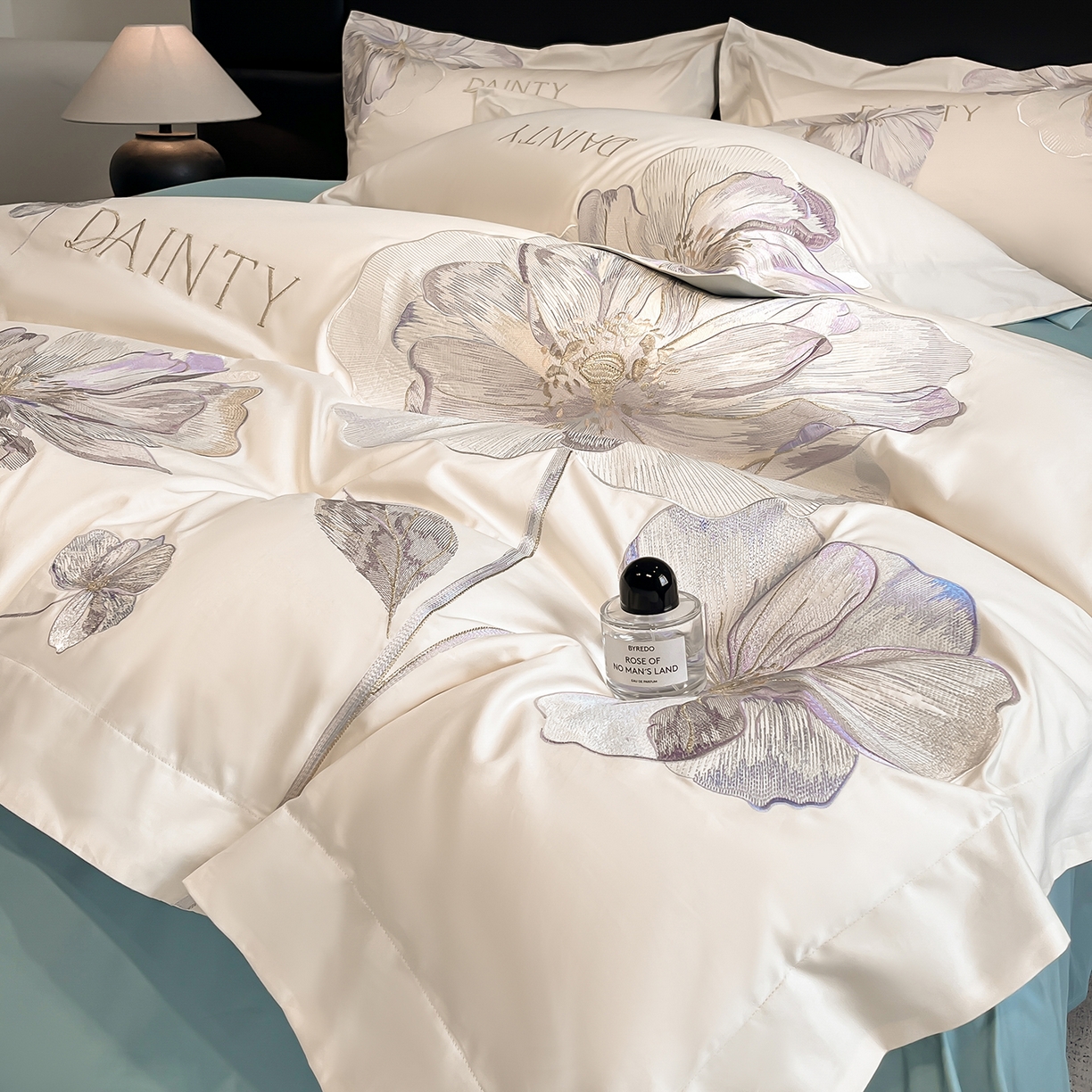 91家纺网 家纺一手货源 找家纺 置顶家纺 2026新款春夏亲肤刺绣艾媞系列四件套 艾媞-白+蓝