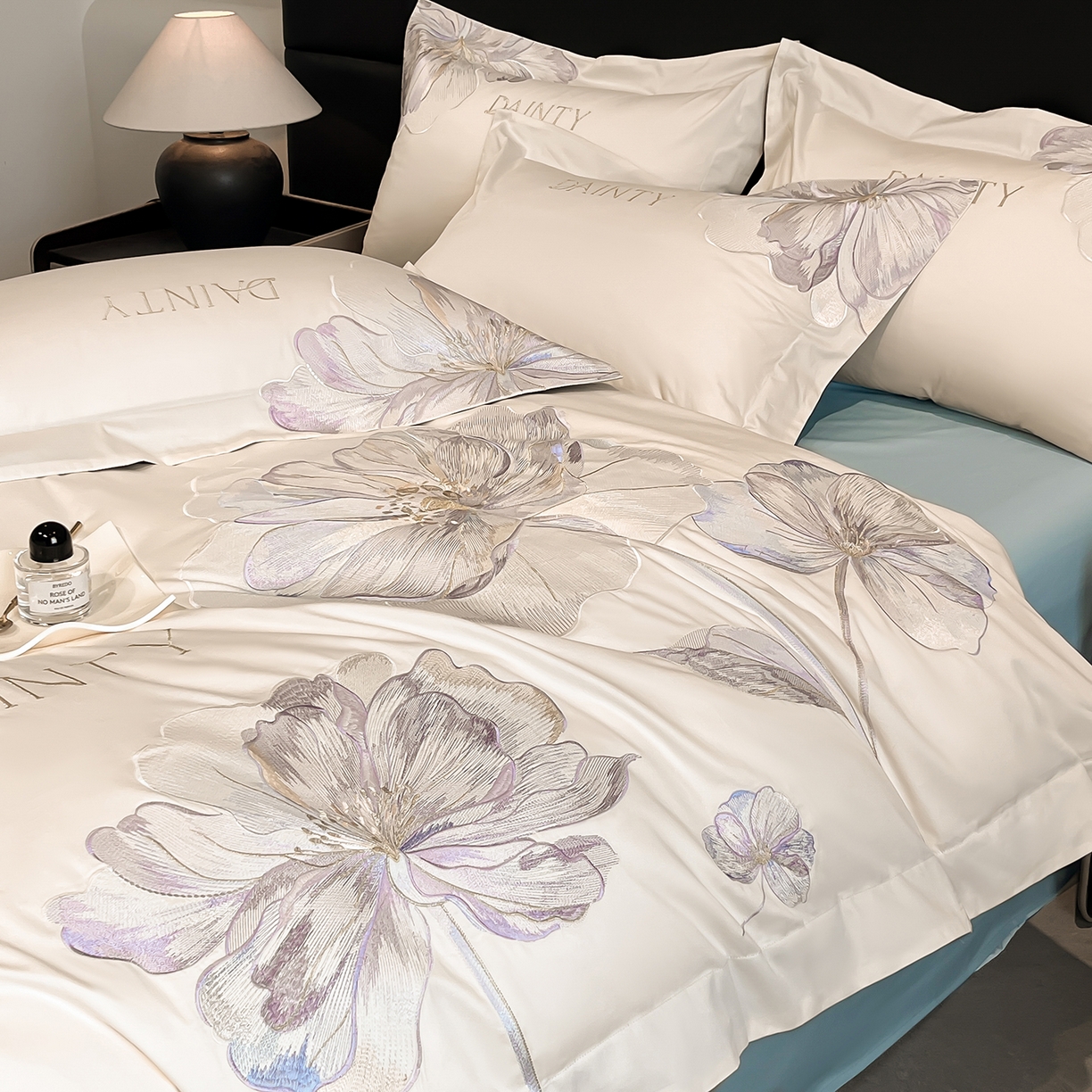 91家纺网 家纺一手货源 找家纺 置顶家纺 2026新款春夏亲肤刺绣艾媞系列四件套 艾媞-白+蓝