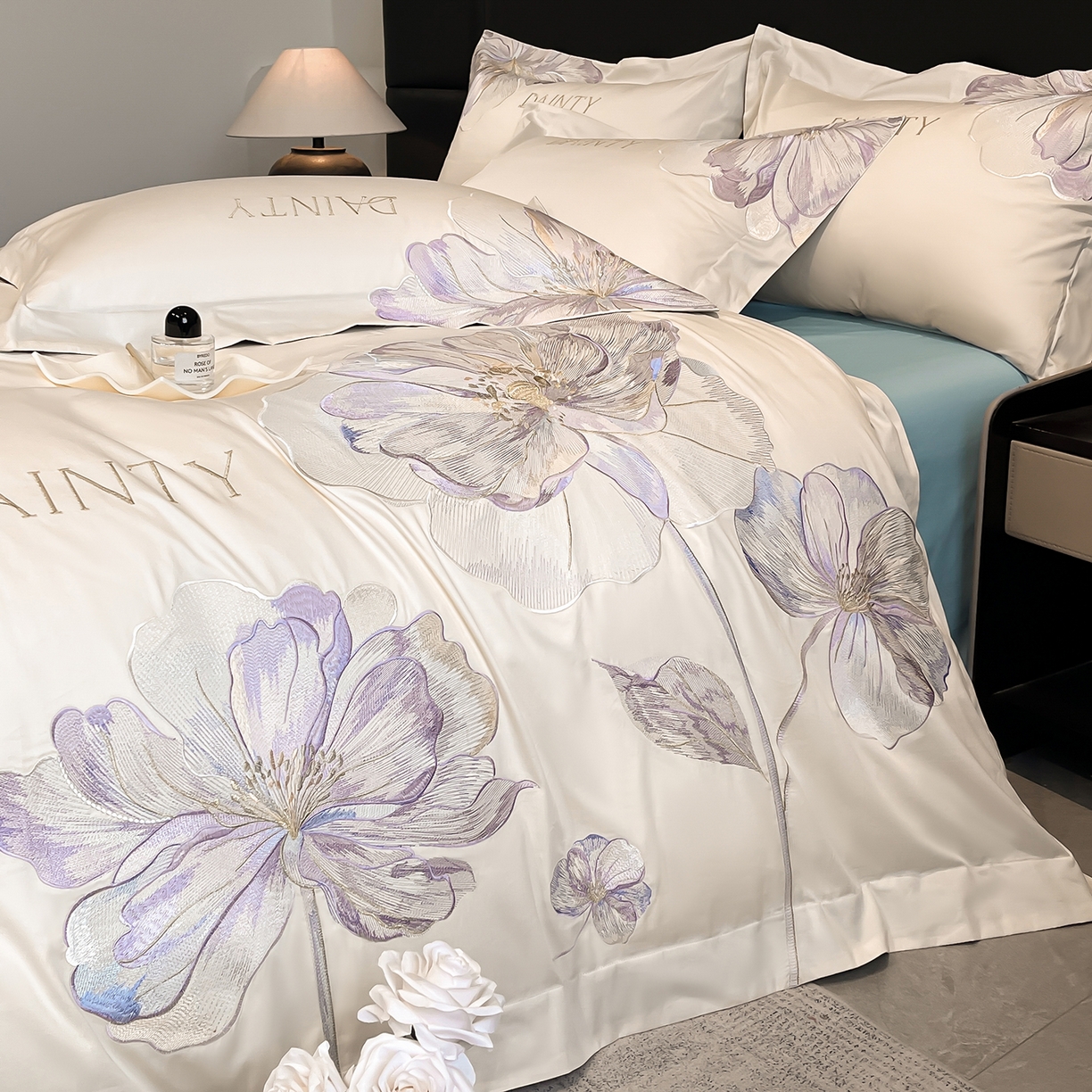 91家纺网 家纺一手货源 找家纺 置顶家纺 2026新款春夏亲肤刺绣艾媞系列四件套 艾媞-白+蓝