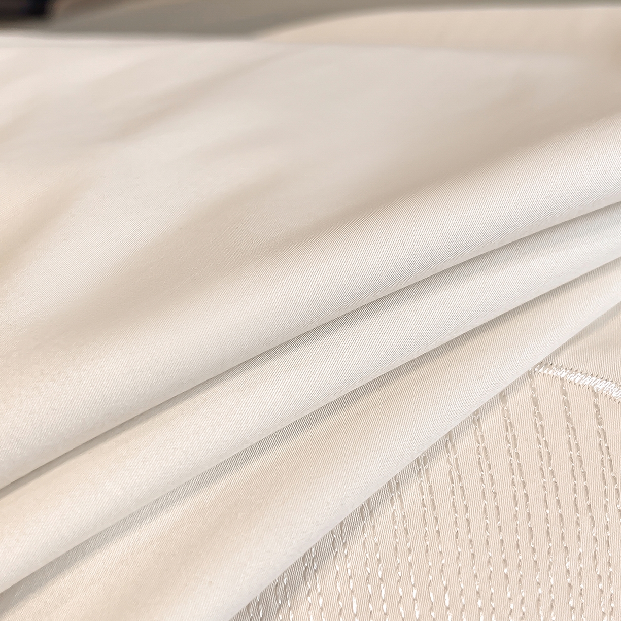 91家纺网 家纺一手货源 找家纺 置顶家纺 2026新款春夏亲肤刺绣艾媞系列四件套 艾媞-白+蓝