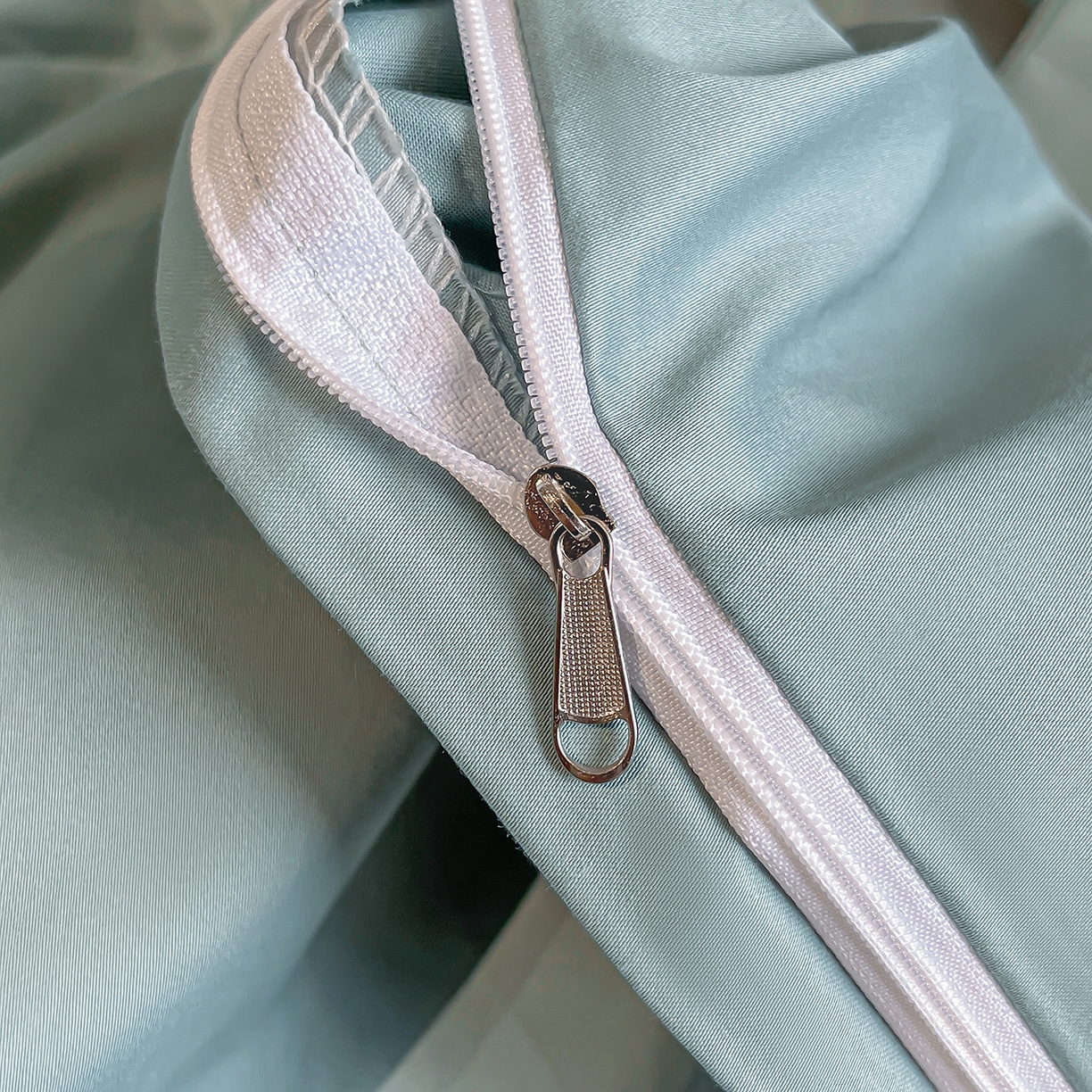 91家纺网 家纺一手货源 找家纺 置顶家纺 2026新款春夏亲肤刺绣艾媞系列四件套 艾媞-白+蓝