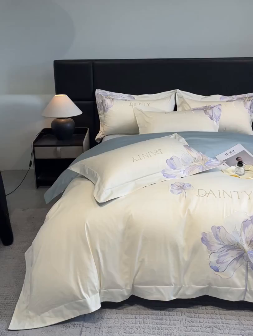 91家纺网 家纺一手货源 找家纺 置顶家纺 2026新款春夏亲肤刺绣艾媞系列四件套 艾媞-白+蓝