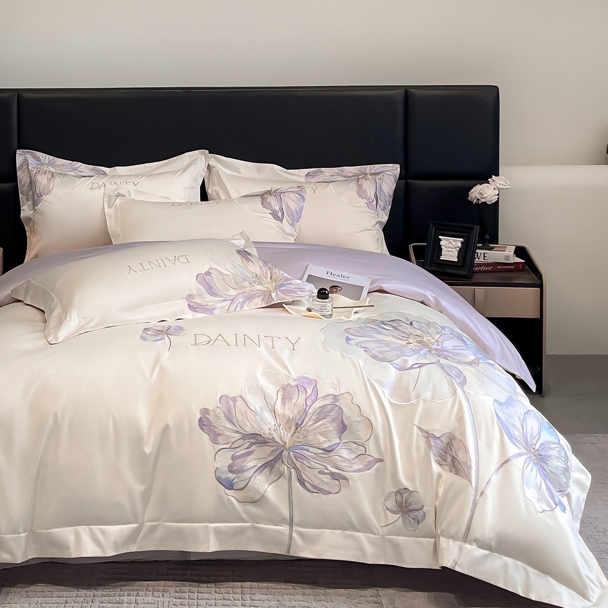 91家纺网 家纺一手货源 找家纺 置顶家纺 2026新款春夏亲肤刺绣艾媞系列四件套 艾媞-白+香芋紫