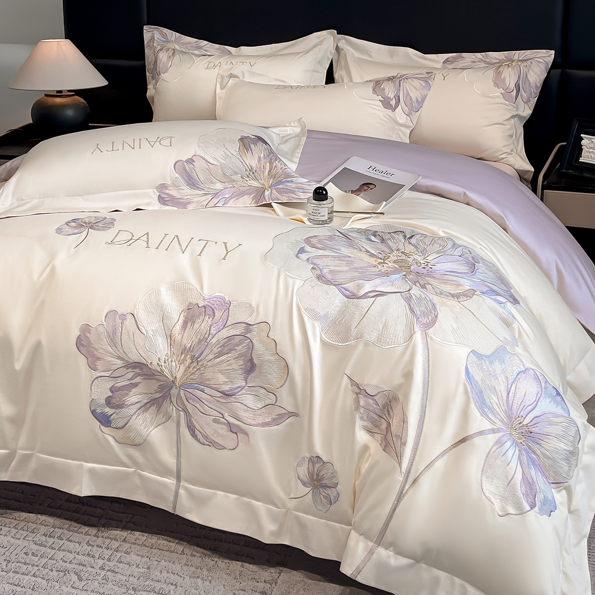 91家纺网 家纺一手货源 找家纺 置顶家纺 2026新款春夏亲肤刺绣艾媞系列四件套 艾媞-白+香芋紫