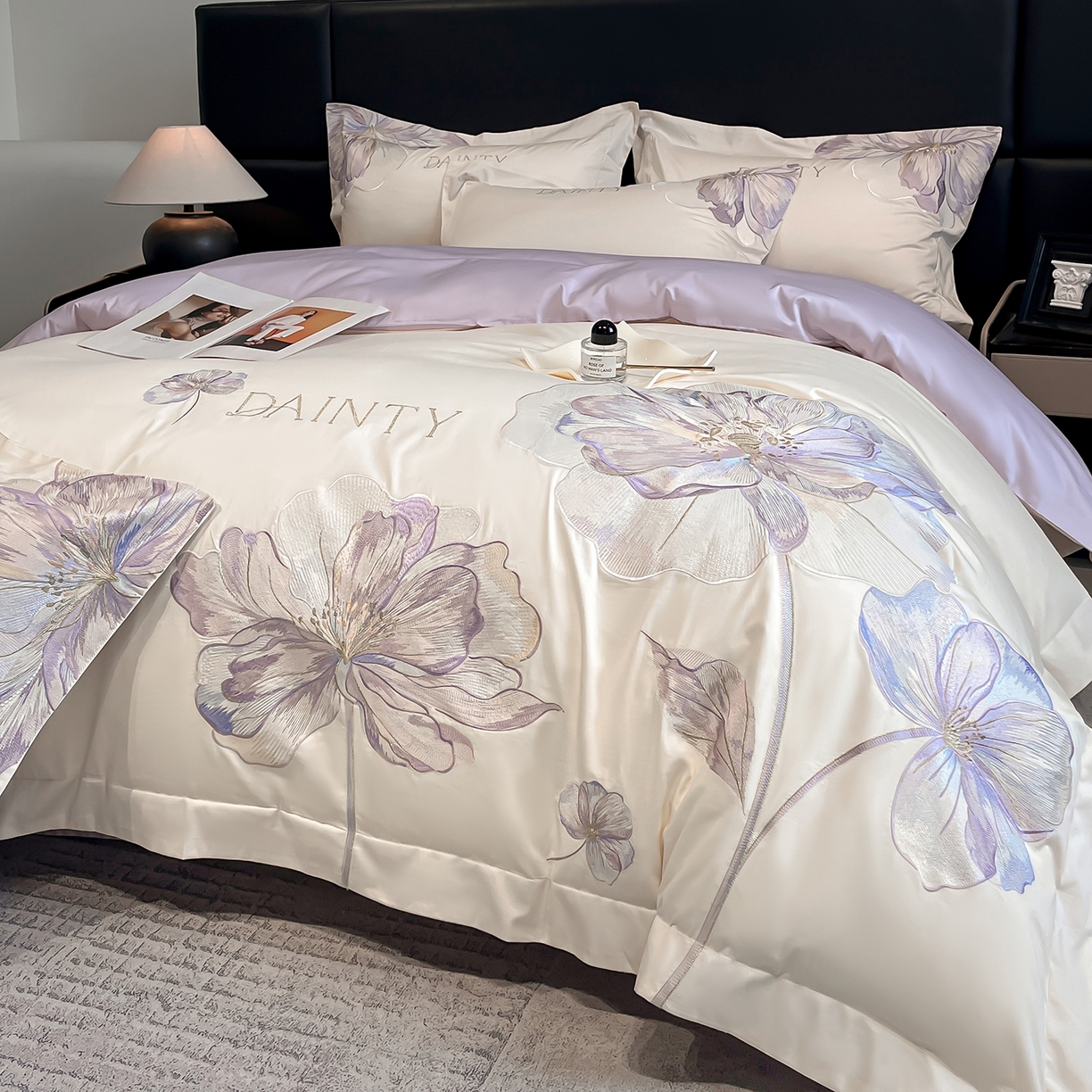 91家纺网 家纺一手货源 找家纺 置顶家纺 2026新款春夏亲肤刺绣艾媞系列四件套 艾媞-白+香芋紫