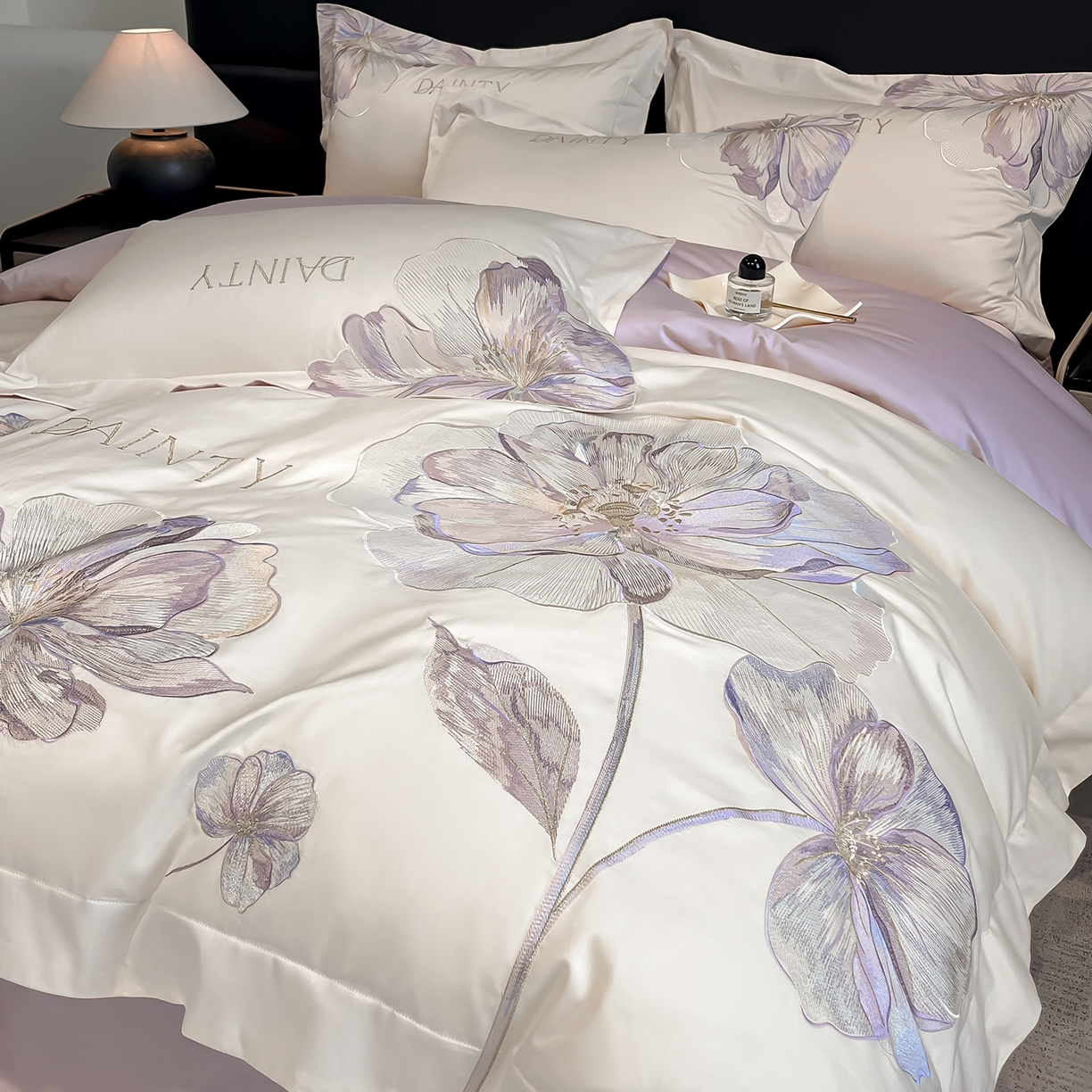 91家纺网 家纺一手货源 找家纺 置顶家纺 2026新款春夏亲肤刺绣艾媞系列四件套 艾媞-白+香芋紫