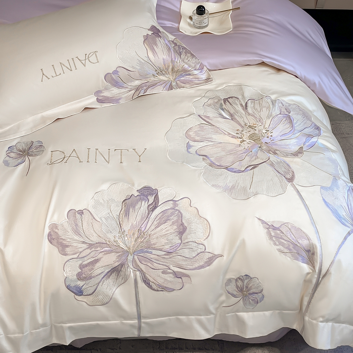 91家纺网 家纺一手货源 找家纺 置顶家纺 2026新款春夏亲肤刺绣艾媞系列四件套 艾媞-白+香芋紫