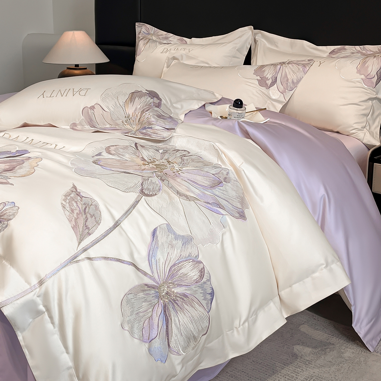 91家纺网 家纺一手货源 找家纺 置顶家纺 2026新款春夏亲肤刺绣艾媞系列四件套 艾媞-白+香芋紫