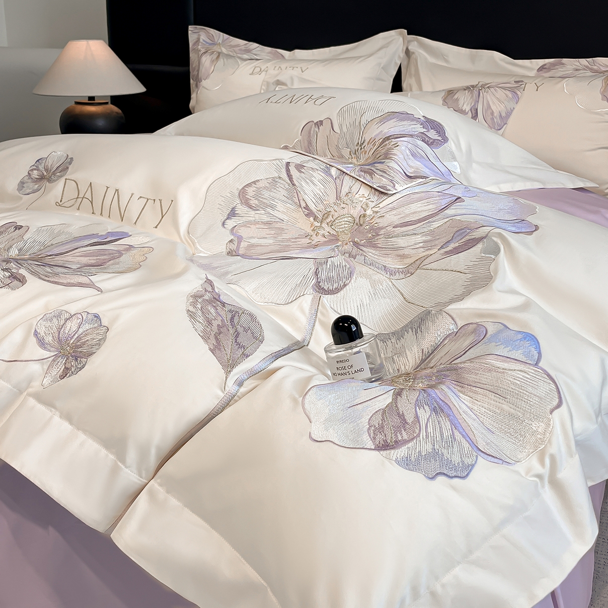 91家纺网 家纺一手货源 找家纺 置顶家纺 2026新款春夏亲肤刺绣艾媞系列四件套 艾媞-白+香芋紫