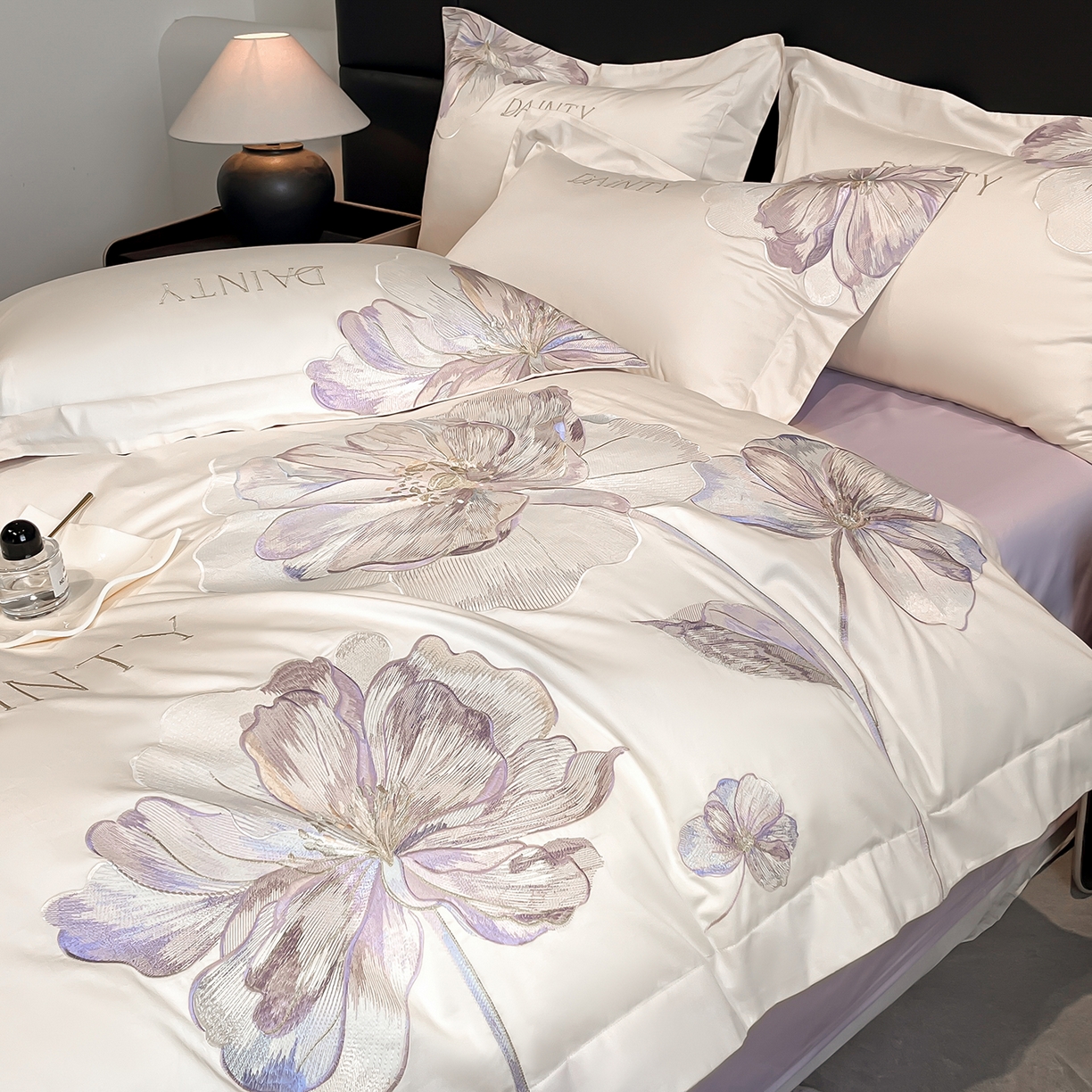 91家纺网 家纺一手货源 找家纺 置顶家纺 2026新款春夏亲肤刺绣艾媞系列四件套 艾媞-白+香芋紫