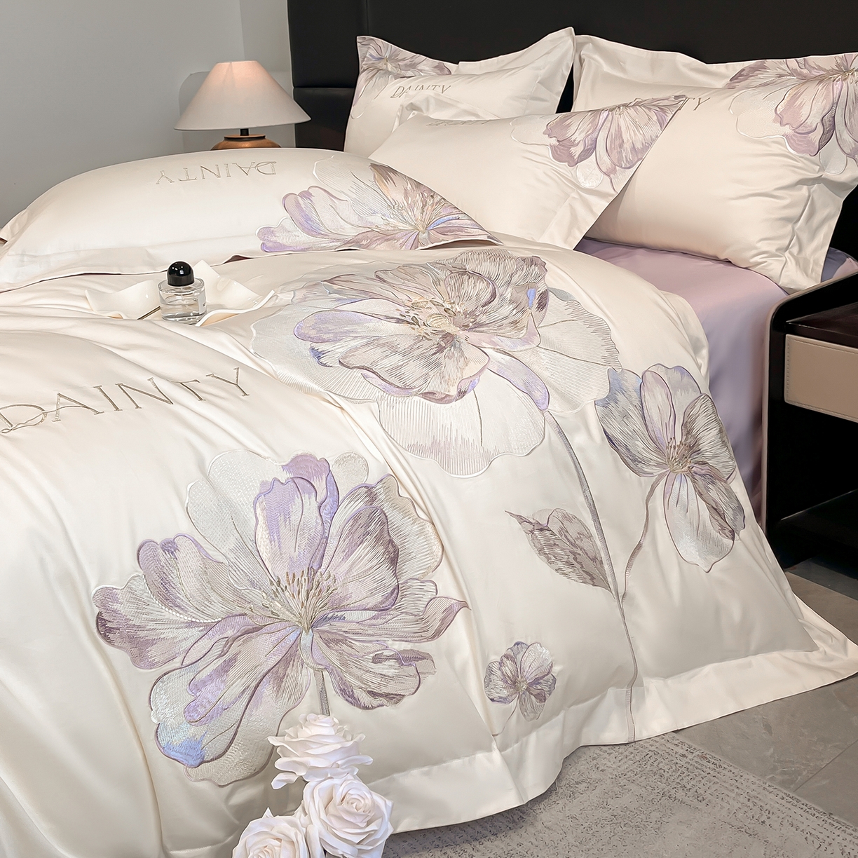 91家纺网 家纺一手货源 找家纺 置顶家纺 2026新款春夏亲肤刺绣艾媞系列四件套 艾媞-白+香芋紫